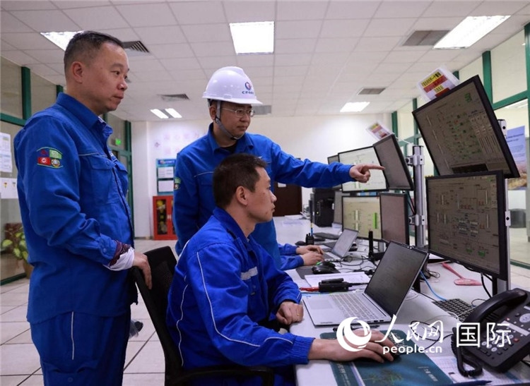 工作人員在一體化終端中央控制室工作。人民網記者管克江攝