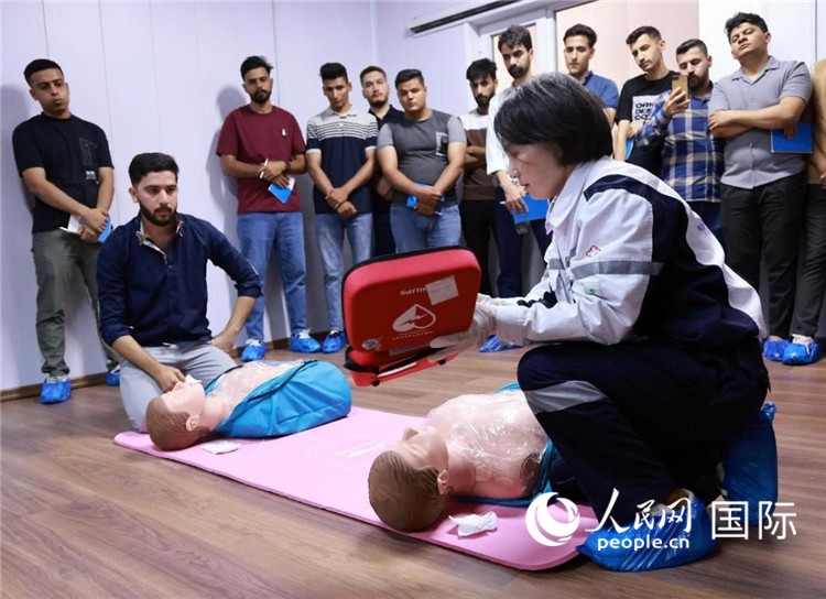 新進油田工作的伊拉克大學生在接受急救培訓。人民網記者管克江攝