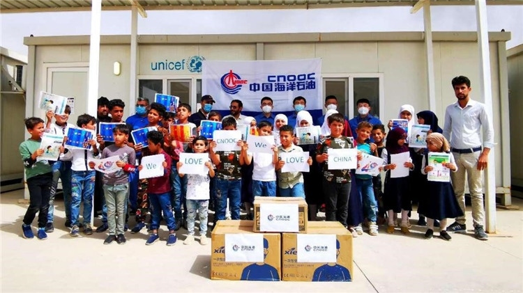 慰問當地學校。中國海油供圖