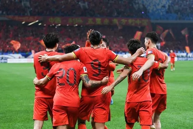 10月15日晚，張玉寧（9號）進球后與隊友擁抱慶祝。新華社記者 李紫恒攝