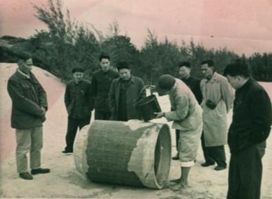 谷文昌（左一）與工程技術(shù)人員解決地下水供給（資料照片）。谷文昌帶領(lǐng)群眾修建了22座水庫和705處永久性水利工程，緩解了東山縣水資源極度缺乏的難題。