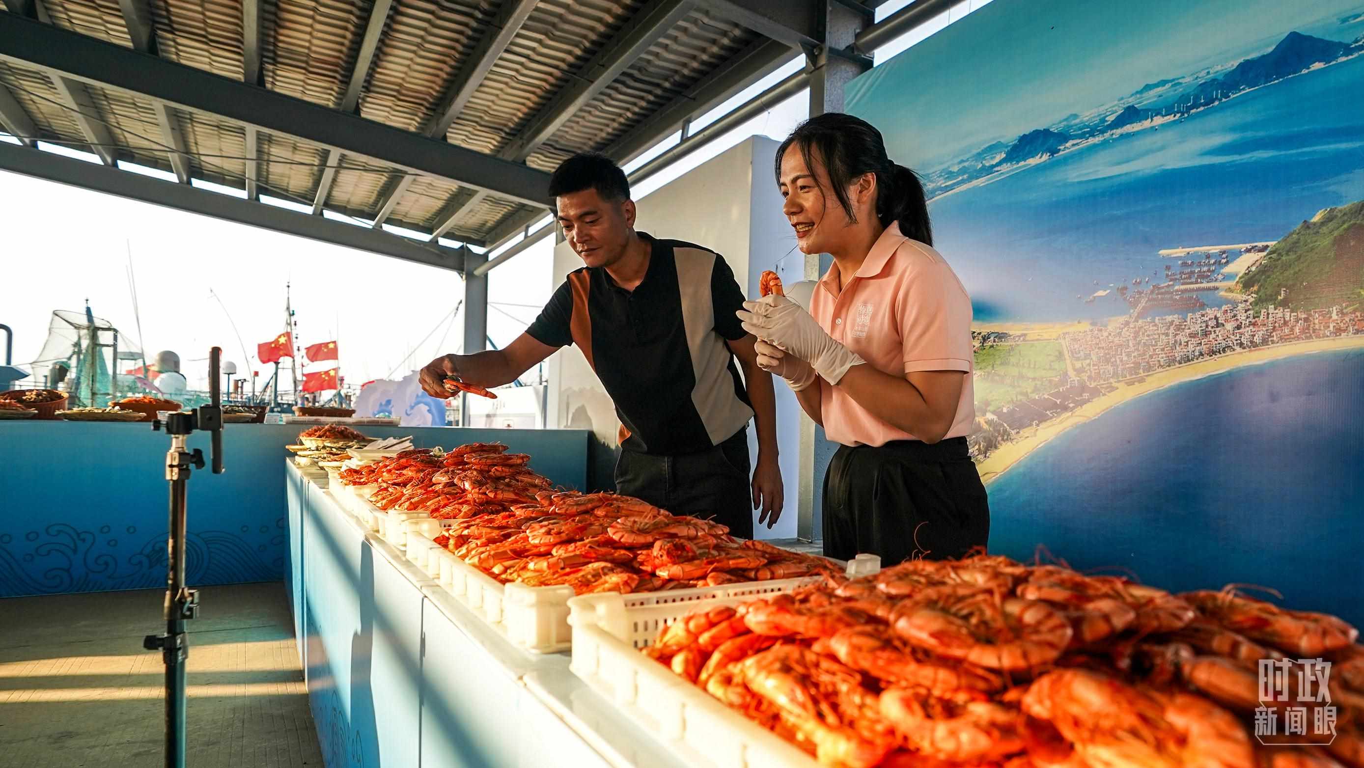 △正在直播賣貨的澳角村村民。（總臺(tái)記者李晉拍攝）