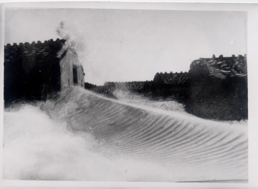 昔日的東山島風(fēng)沙掩埋部分村民村舍（資料照片）。
