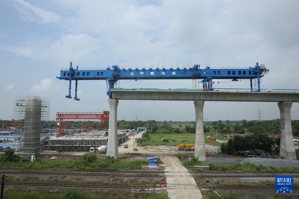 這是10月11日拍攝的位于泰國(guó)大城府的中泰高鐵項(xiàng)目4-3標(biāo)段施工現(xiàn)場(chǎng)。新華社記者 孫瑋彤 攝