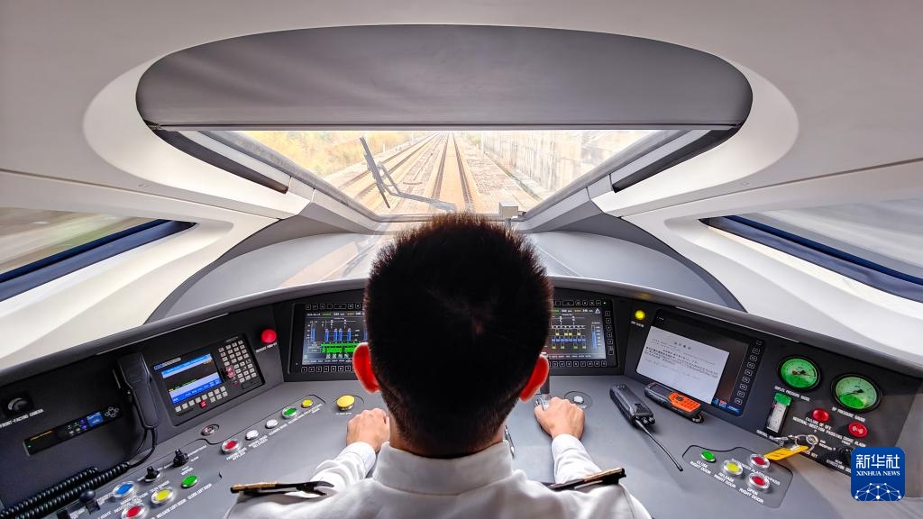 9月12日，司機(jī)駕駛高速動(dòng)車組列車行駛在雅萬(wàn)高鐵上（手機(jī)照片）。新華社記者 徐欽 攝