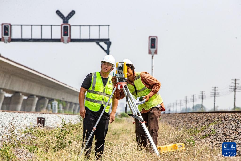 5月1日，在泰國(guó)大城府，中泰高鐵項(xiàng)目工作人員在施工現(xiàn)場(chǎng)勘查。新華社記者 王騰 攝