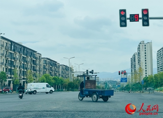 長(zhǎng)富大道與文化中心東路三岔路口車輛混行（9月19日拍攝）。人民網(wǎng)記者 帥筠攝