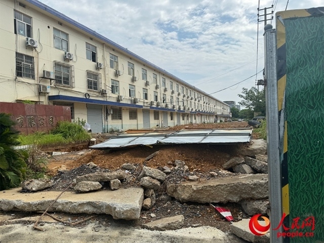 長(zhǎng)富大道北側(cè)輔路在進(jìn)行強(qiáng)電遷改項(xiàng)目。人民網(wǎng)記者 邱燁攝