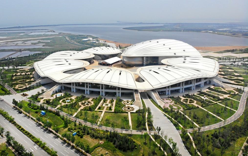 位于中國—上海合作組織地方經(jīng)貿(mào)合作示范區(qū)的青島·上合之珠國際博覽中心（2024年7月18日攝，無人機照片）。新華社記者李紫恒攝