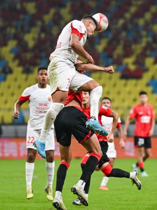 10月18日，上海海港隊(duì)球員蔣光太（上）在比賽中和成都蓉城隊(duì)球員費(fèi)利佩（下）爭頂。新華社記者 王曦 攝