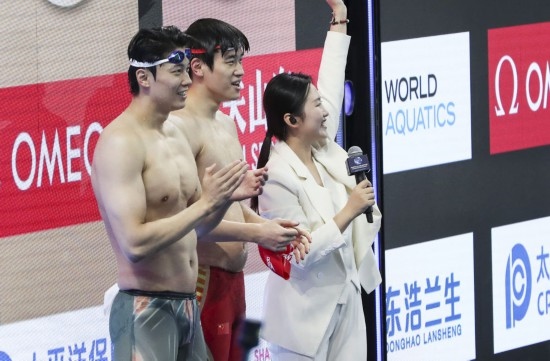 10月18日，汪順（左）和潘展樂在男子100米混合泳決賽后。新華社記者 方喆 攝