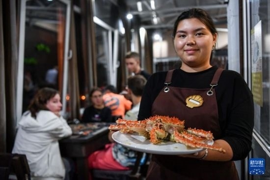 9月2日，俄羅斯符拉迪沃斯托克一家餐館的服務員在展示帝王蟹。新華社記者 曹陽 攝