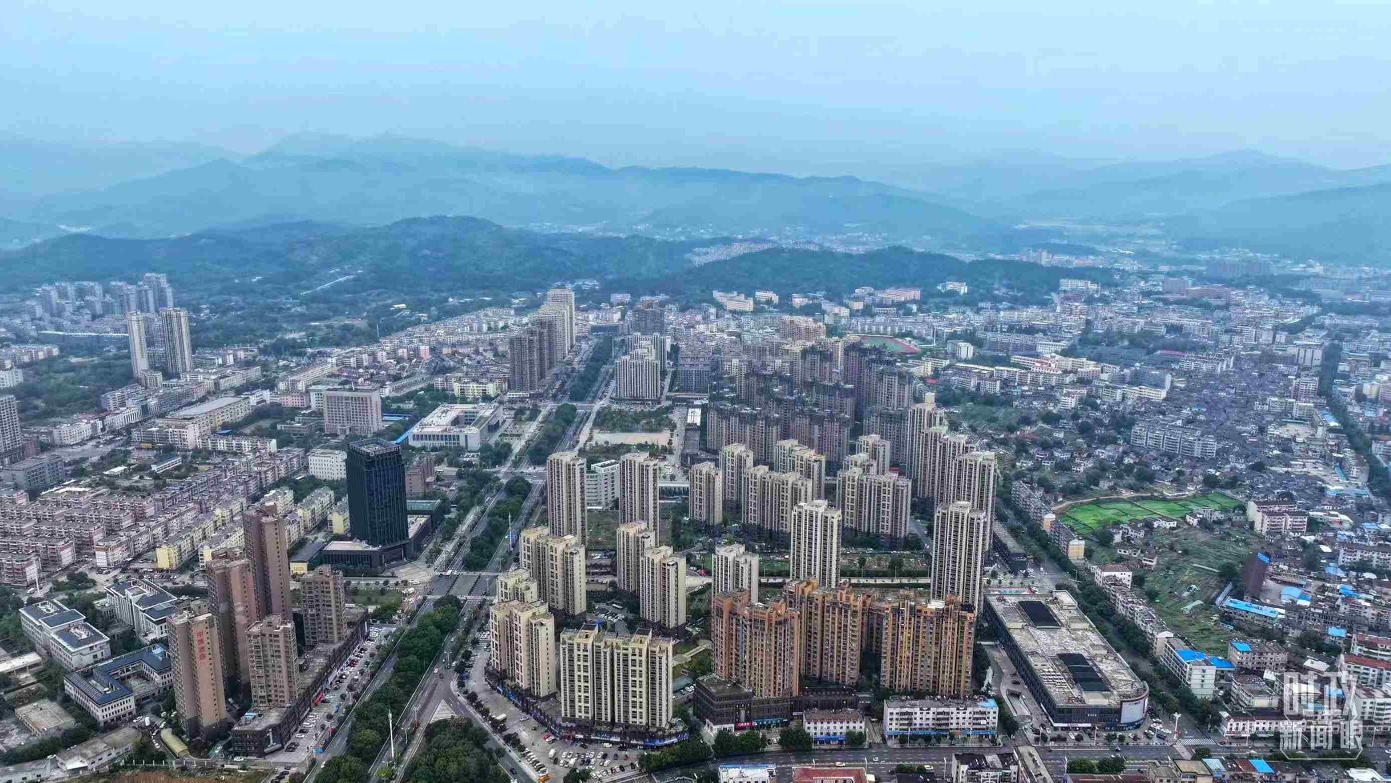 △俯瞰桐城市。（總臺(tái)記者葛啟文拍攝）