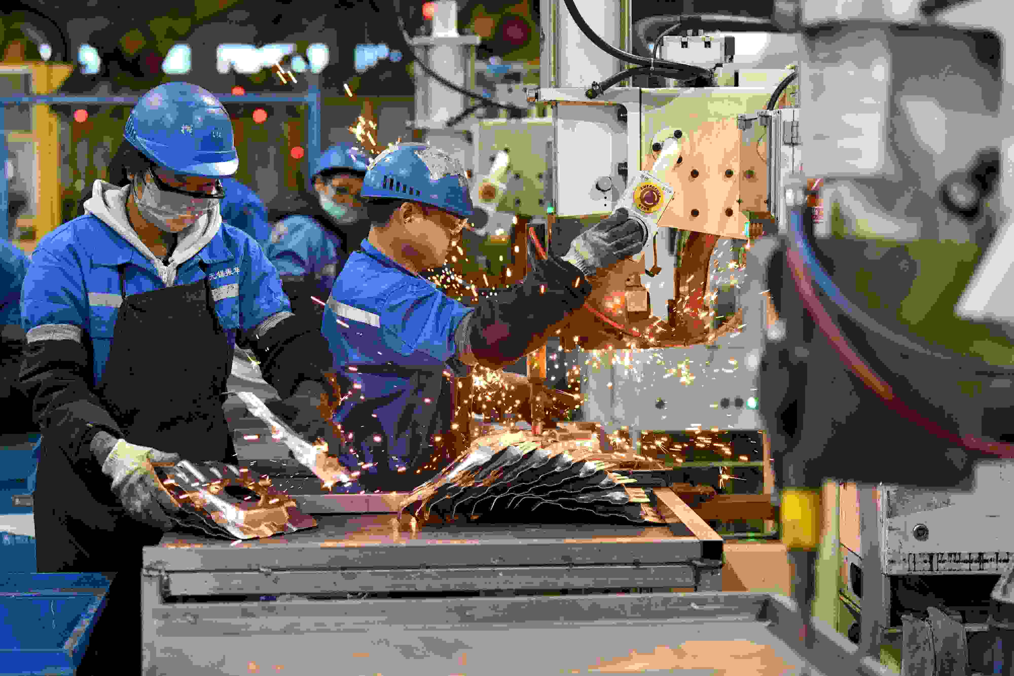 2023年2月7日，福建省寧德市蕉城區(qū)一家汽車零部件生產(chǎn)企業(yè)的生產(chǎn)線上一派繁忙景象。