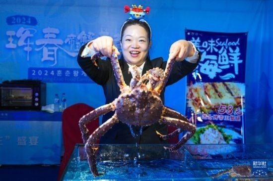 9月19日，在吉林省琿春市，商家在展示售賣的帝王蟹。新華社記者 許暢 攝