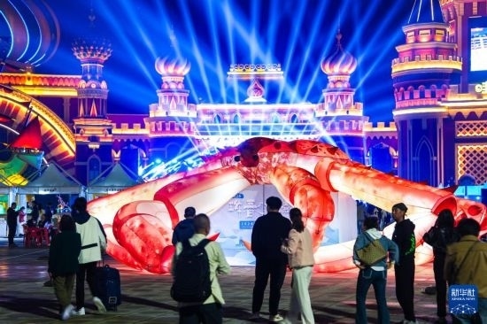 9月19日，游客在吉林省琿春市的2024琿春帝王蟹美食嘉年華現場游玩。新華社記者 許暢 攝