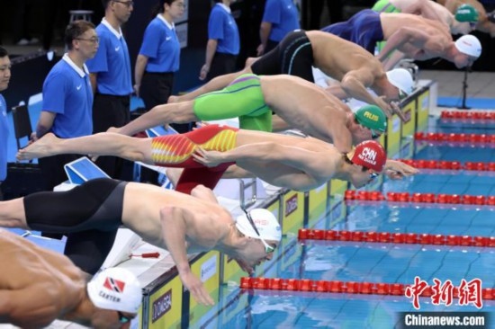 10月19日晚，2024年世界泳聯(lián)游泳世界杯上海站結(jié)束第二個(gè)比賽日的爭奪。圖為中國選手潘展樂(左三)在男子100米自由泳決賽中。 中新社記者 湯彥俊 攝