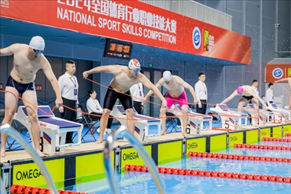 參賽選手在游泳救生項目比賽中。賽事主辦方供圖