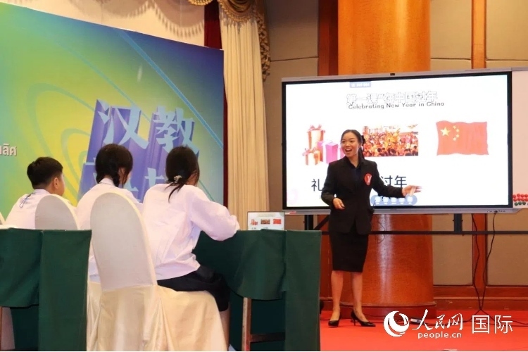 泰國本土中文教師參賽者現(xiàn)場授課。人民網(wǎng)實習生 姚欣可攝