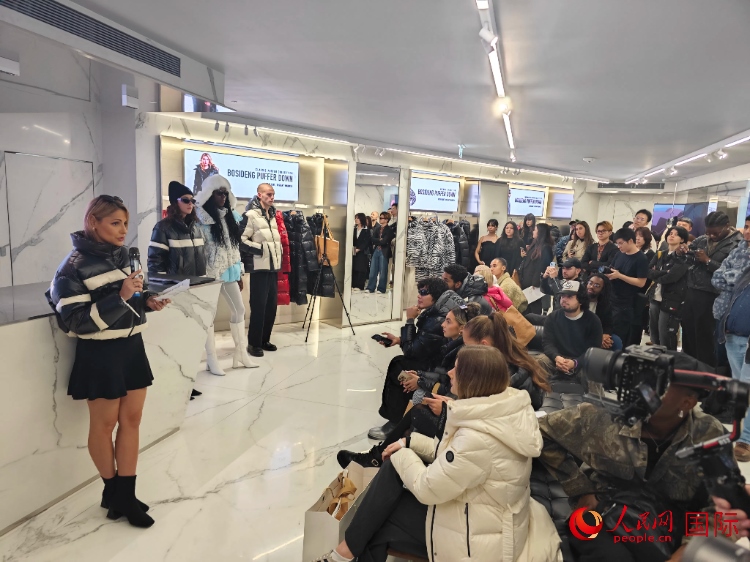 英國時尚博主分享自己的穿搭心得。人民網(wǎng)記者 邢雪攝