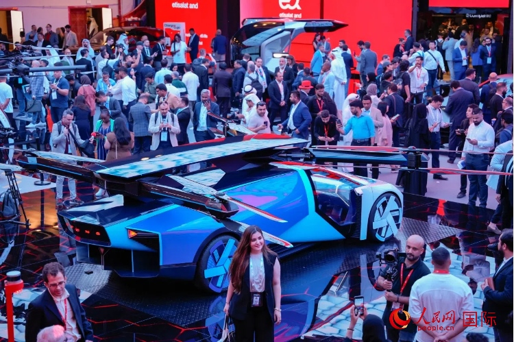 小鵬匯天陸空一體式飛行汽車備受關(guān)注。人民網(wǎng) 塔里克·易卜拉欣攝