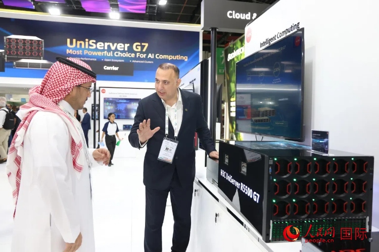 觀眾了解新華三集團(tuán)展示的最新服務(wù)器產(chǎn)品。人民網(wǎng)記者 任皓宇攝