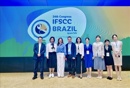 百雀羚集團(tuán)高層與研發(fā)團(tuán)隊。受訪方供圖