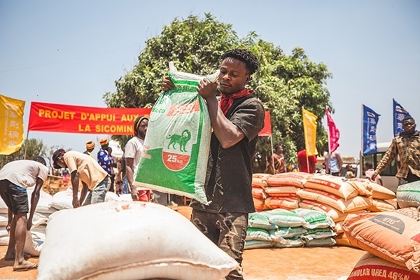 村民們興高采烈地把種子和化肥搬回家。中鐵資源供圖