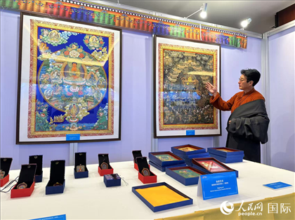 熱貢藝術(shù)國(guó)家級(jí)代表性傳承人夏吾角向嘉賓介紹作品。人民網(wǎng)記者 簡(jiǎn)承淵攝