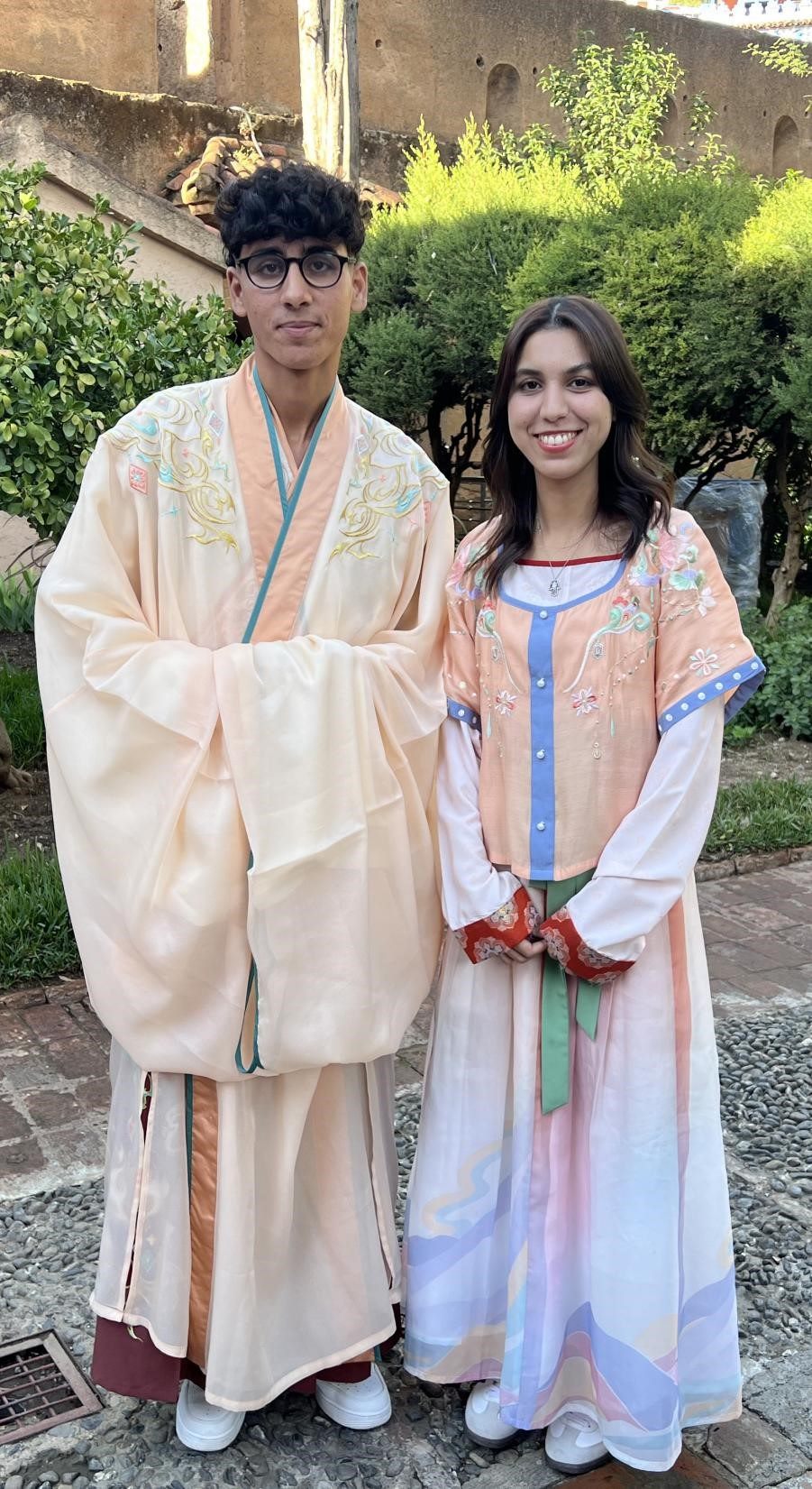 兩位青年試穿中國古代服裝。拉巴特中國文化中心供圖