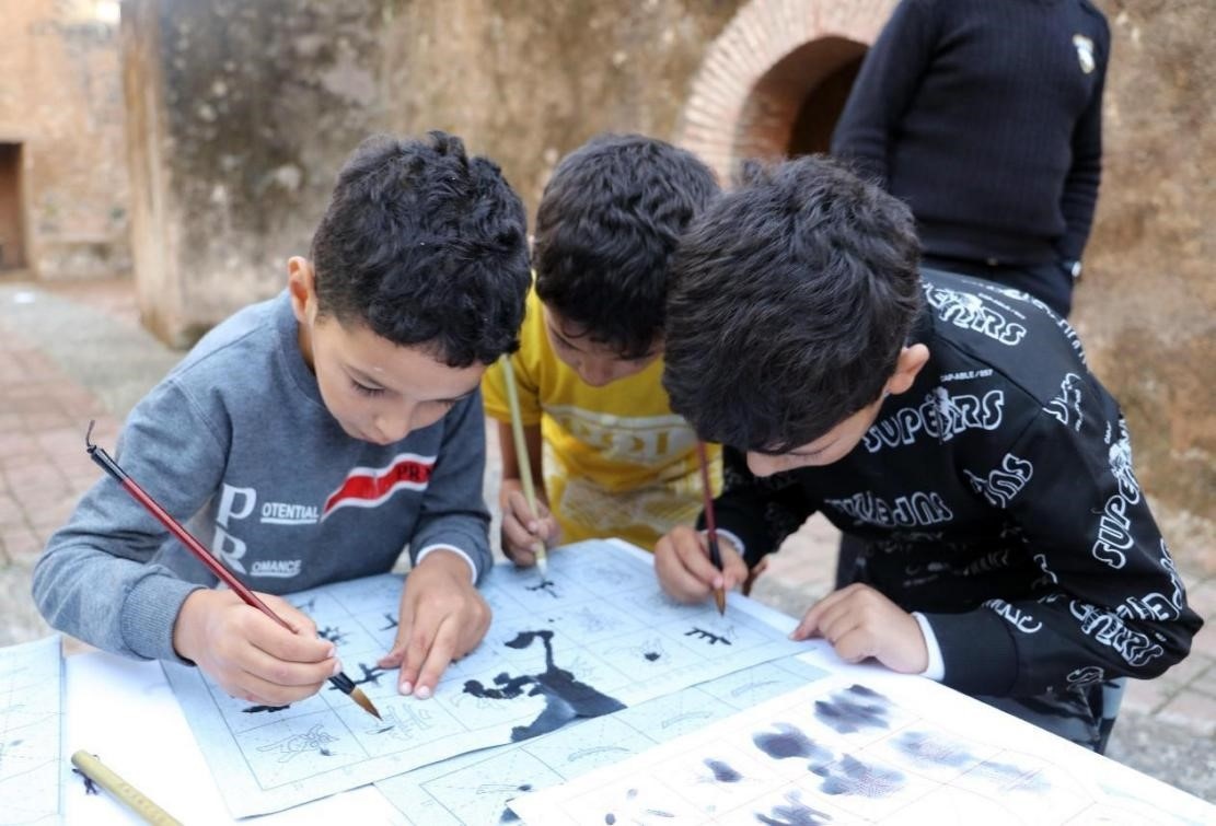 一起學(xué)書法。拉巴特中國文化中心供圖