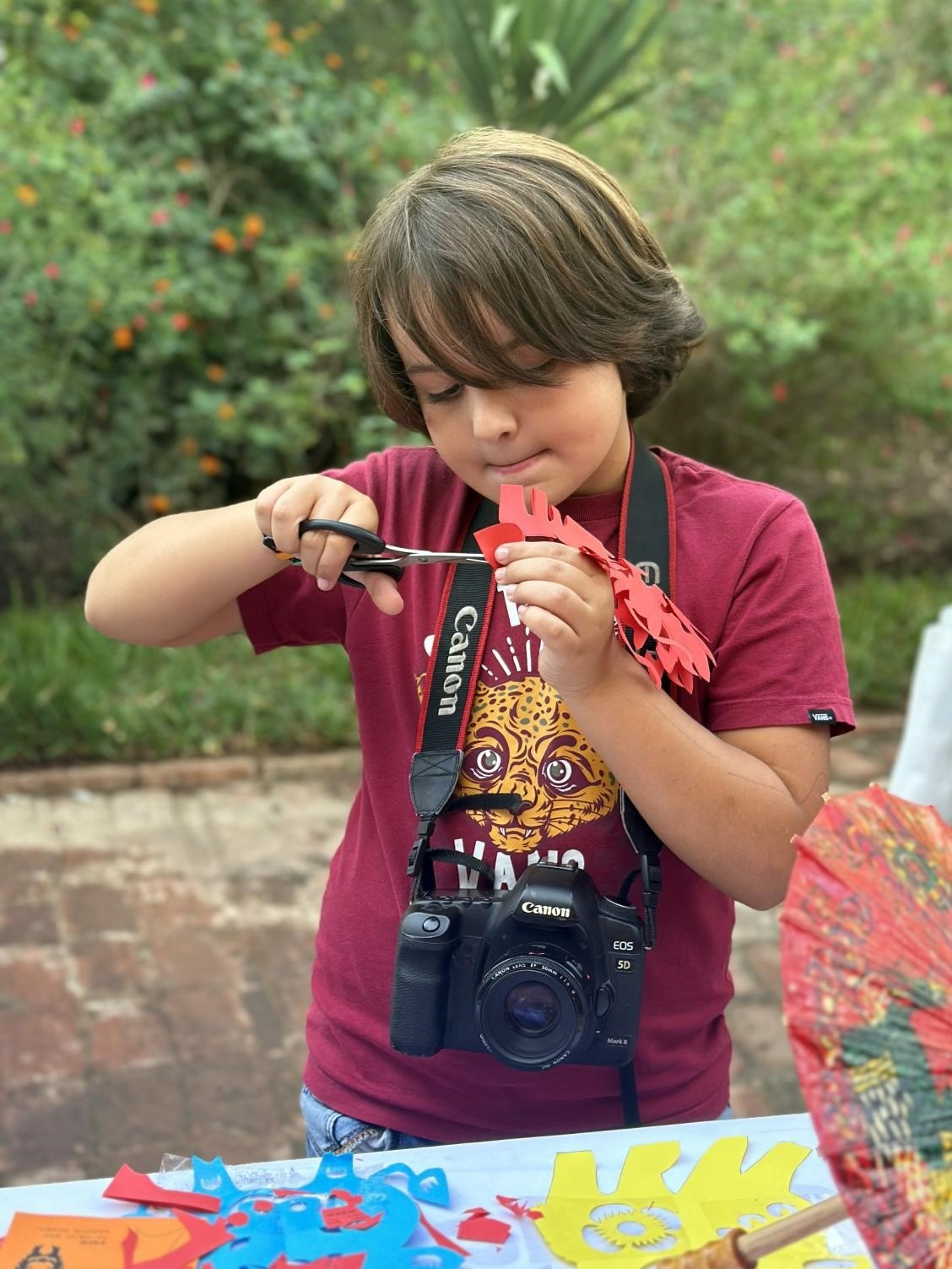 專心致志學(xué)剪紙。拉巴特中國文化中心供圖