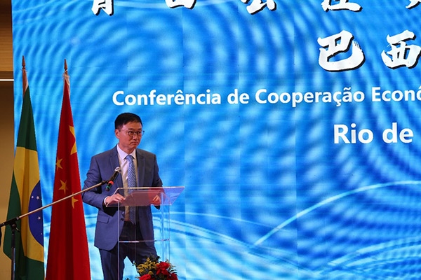 浙江省僑聯(lián)副主席兼巴西華人文化交流協(xié)會(huì)榮譽(yù)主席尹霄敏在活動(dòng)現(xiàn)場(chǎng)致辭。人民網(wǎng)記者 陳海琪攝