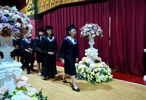 菲律賓岐黃中醫(yī)學(xué)院首屆12名畢業(yè)生順利獲得中醫(yī)相關(guān)執(zhí)業(yè)資格。人民網(wǎng)記者 樊帆攝