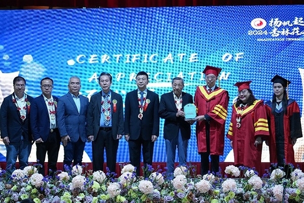 菲律賓首家中醫(yī)學(xué)院——岐黃中醫(yī)學(xué)院在馬尼拉舉行首屆畢業(yè)典禮。人民網(wǎng)記者 樊帆攝