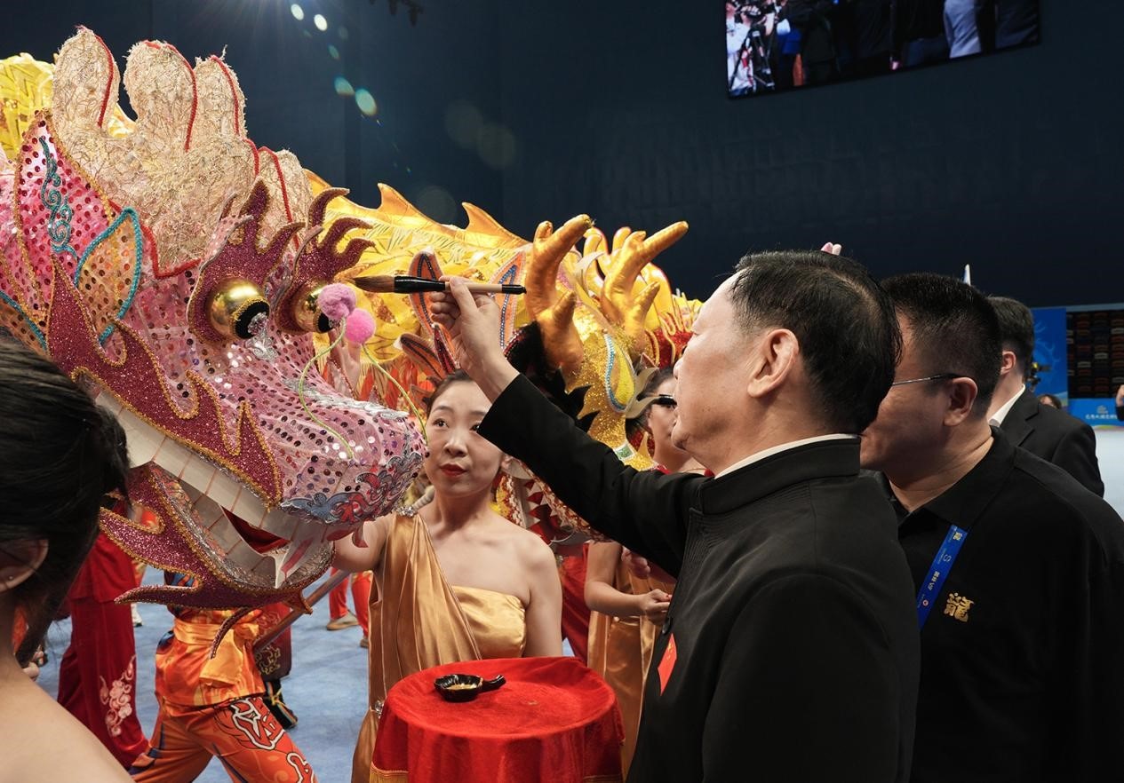 出席開賽儀式的領(lǐng)導(dǎo)及嘉賓共同為參賽龍獅隊點睛。（受訪者供圖）