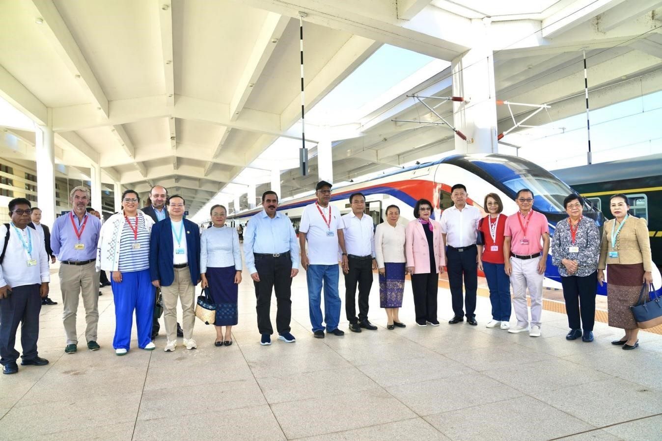 東盟議會聯(lián)盟大會代表團與中老鐵路“瀾滄號”動車合影留念。老中鐵路有限公司供圖