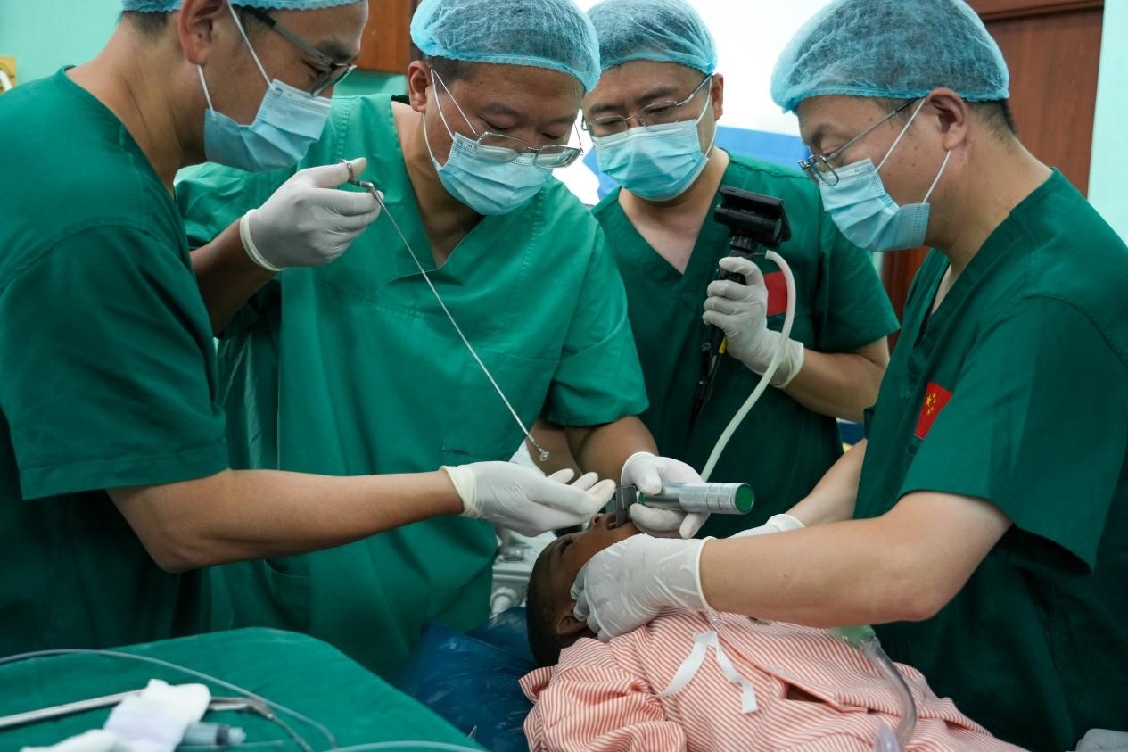 引起患兒窒息的異物被成功取出。中國(guó)援桑醫(yī)療隊(duì)供圖