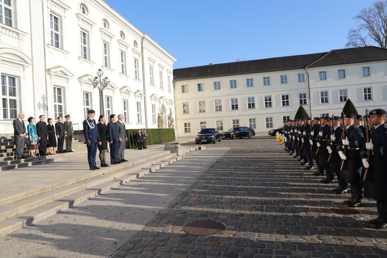 新任中國駐德國大使鄧洪波向德國總統(tǒng)施泰因邁爾遞交國書。中國駐德國大使館供圖