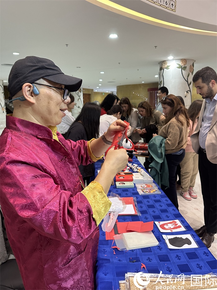 中國傳統(tǒng)非物質(zhì)文化遺產(chǎn)傳承人展示技藝 。人民網(wǎng)記者 郝瑞敏攝