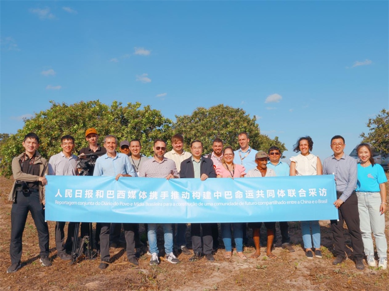 當(dāng)?shù)貢r(shí)間10月24日至25日，人民日報(bào)社攜手巴西主流媒體在巴西東北部北里奧格蘭德州開展聯(lián)合采訪，拉開了以“攜手推動(dòng)構(gòu)建中巴命運(yùn)共同體”為主題的人民日報(bào)和巴西媒體聯(lián)合采訪序幕。圖為參加聯(lián)合采訪的中巴兩國記者與受益于中國企業(yè)扶貧項(xiàng)目的若昂卡馬拉市民眾合影。 人民日報(bào)和巴西媒體聯(lián)合采訪團(tuán)供圖