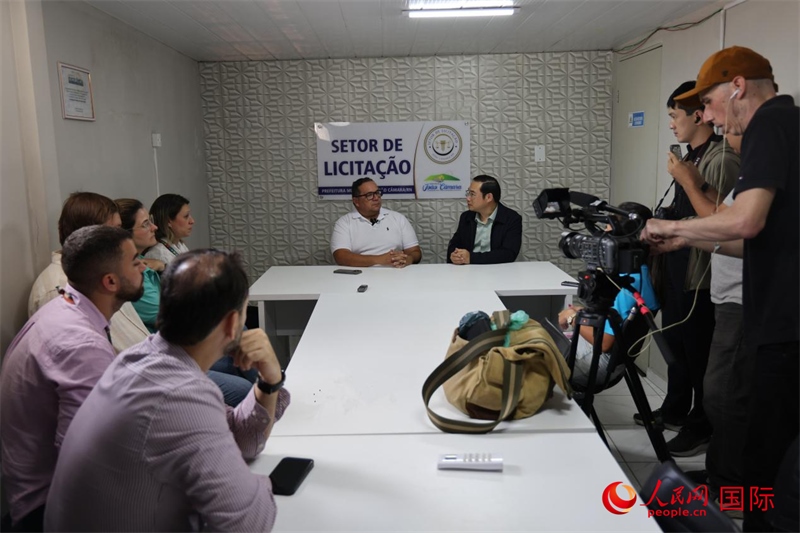 巴西東北部北里奧格蘭德州若昂卡馬拉市市長馬諾埃爾·貝爾納接受聯(lián)合采訪團(tuán)采訪。 人民網(wǎng)記者 時(shí)元皓攝
