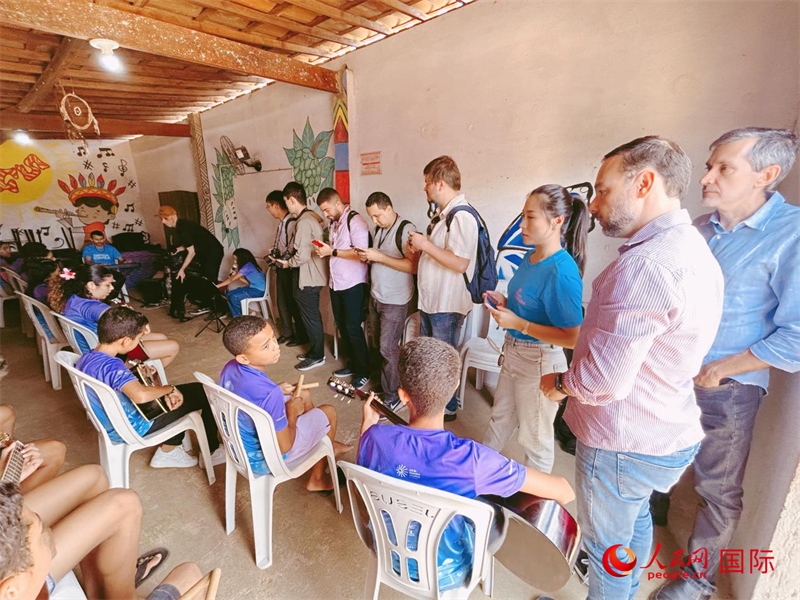  受益于中國企業(yè)的“青少年成長”項(xiàng)目，700多名當(dāng)?shù)厍嗌倌甑囊魳泛妥闱驂粝氩迳狭顺岚?。圖為聯(lián)合采訪團(tuán)正在采訪參加音樂培訓(xùn)的孩子們。 人民網(wǎng)記者 陳一鳴攝