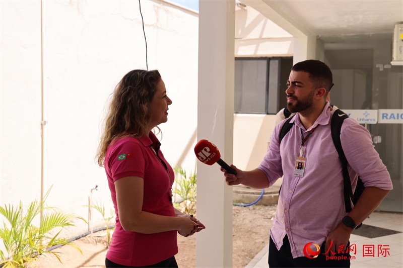 國網(wǎng)巴電文化中心負(fù)責(zé)人達(dá)尼埃拉·帕戈托接受參加聯(lián)合采訪團(tuán)的巴西記者采訪。 人民網(wǎng)記者 時(shí)元皓攝