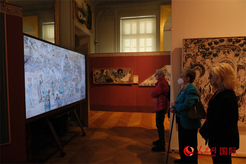 觀眾在展臺觀看錄像講解。人民網(wǎng)記者 尚凱元攝