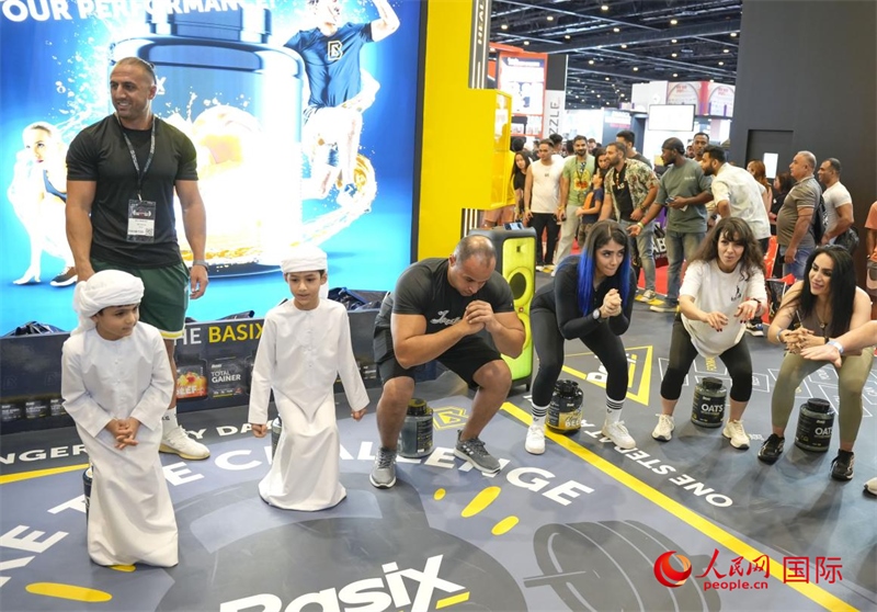 觀(guān)眾參加“蹲馬步”比賽。人民網(wǎng)中東中心分社塔里克·易卜拉欣攝