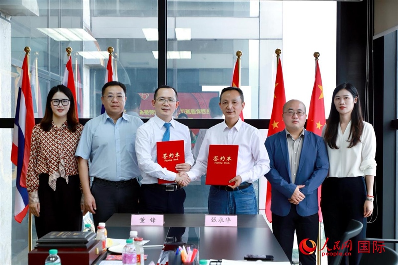 會(huì)談現(xiàn)場(chǎng)。左三為泰中僑商聯(lián)合會(huì)副主席董峰；右三為浙江大學(xué)光華法學(xué)院黨委書記張永華。人民網(wǎng)記者 簡(jiǎn)承淵攝