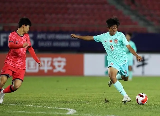 國少隊(duì)球員魏祥鑫（右）比賽中傳球。新華社記者 李鋼攝