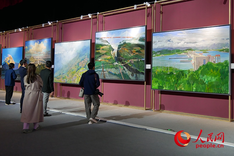 觀眾正在欣賞畫作。人民網(wǎng)記者 韋衍行攝