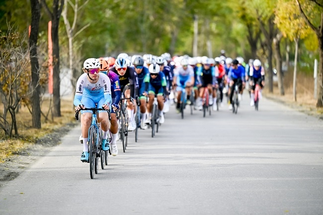 選手在比賽中展開(kāi)激烈角逐。主辦方供圖